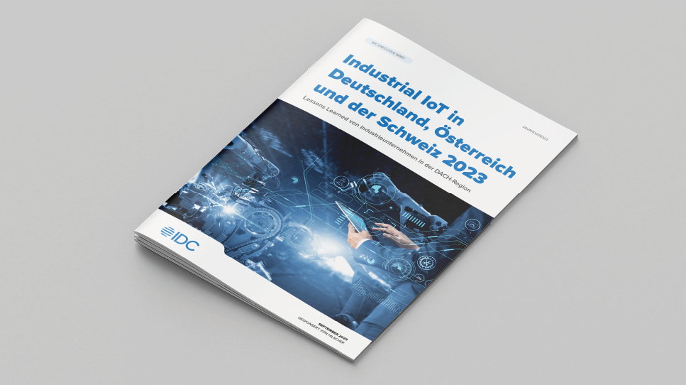 Ein Magazin mit der Titelseite der IDC-Studie: Industrial IoT in Deutschland, Österreich und der Schweiz 2023 auf dem Titel-Cover. Das Magazin liegt auf einem einfarbigem grauen Untergrund