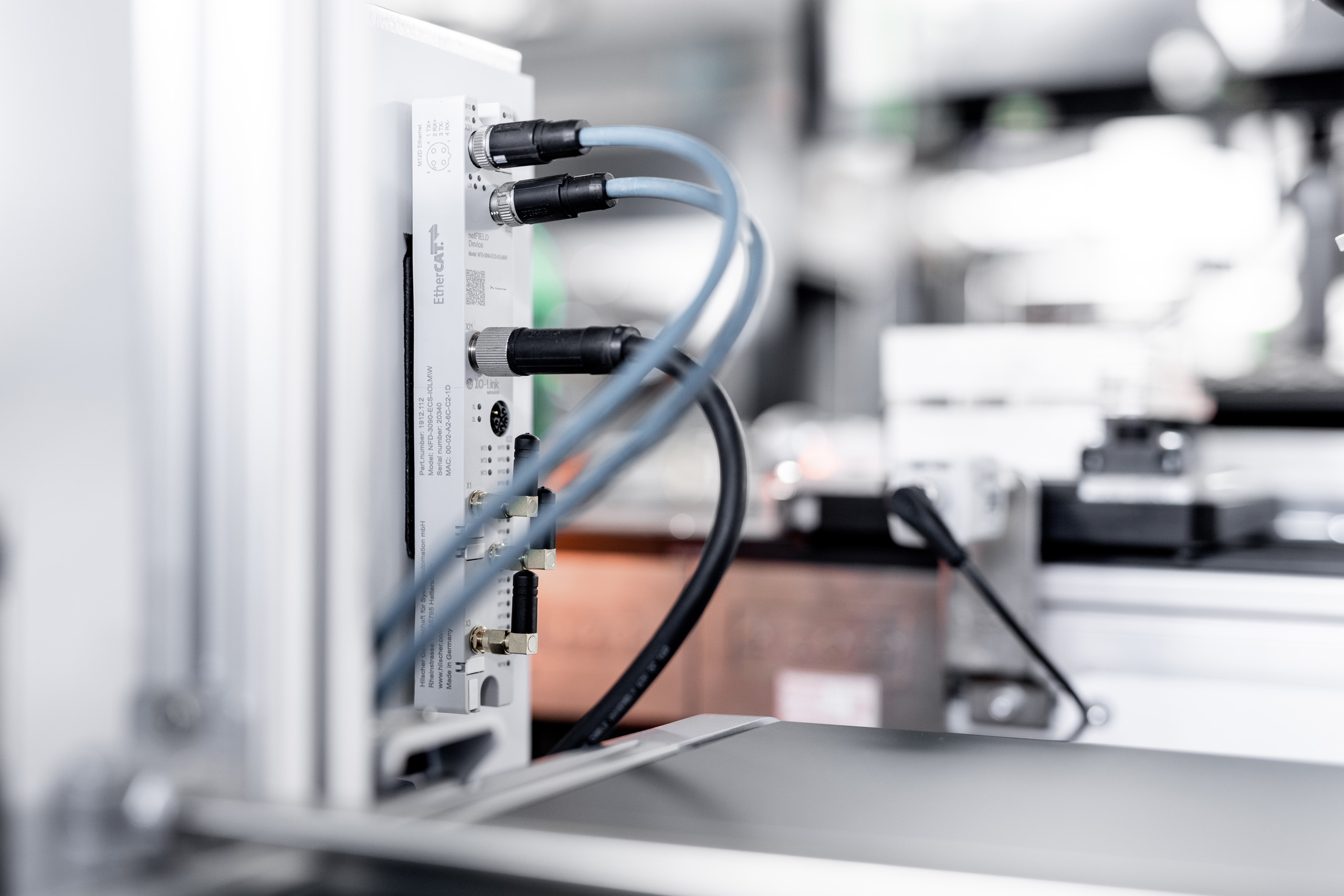 Ein netFIELD Device IO-Link Wireless Master ist an ein Kommunikationsnetzwerk angeschlossen und überträgt Daten von drahtlos verbundenen IO-Link-Sensoren.