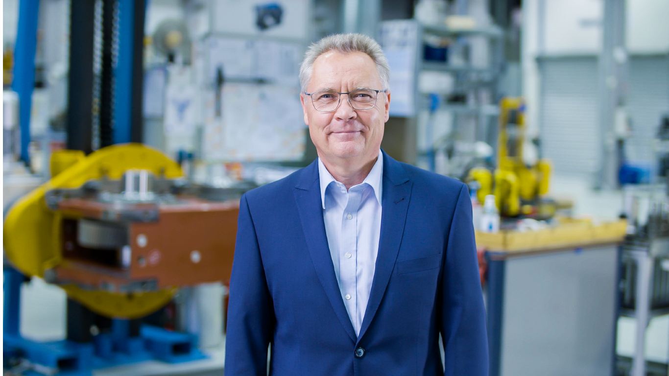 A picture of a senior executive of drivesystems manufacturer NORD with machines in the background.