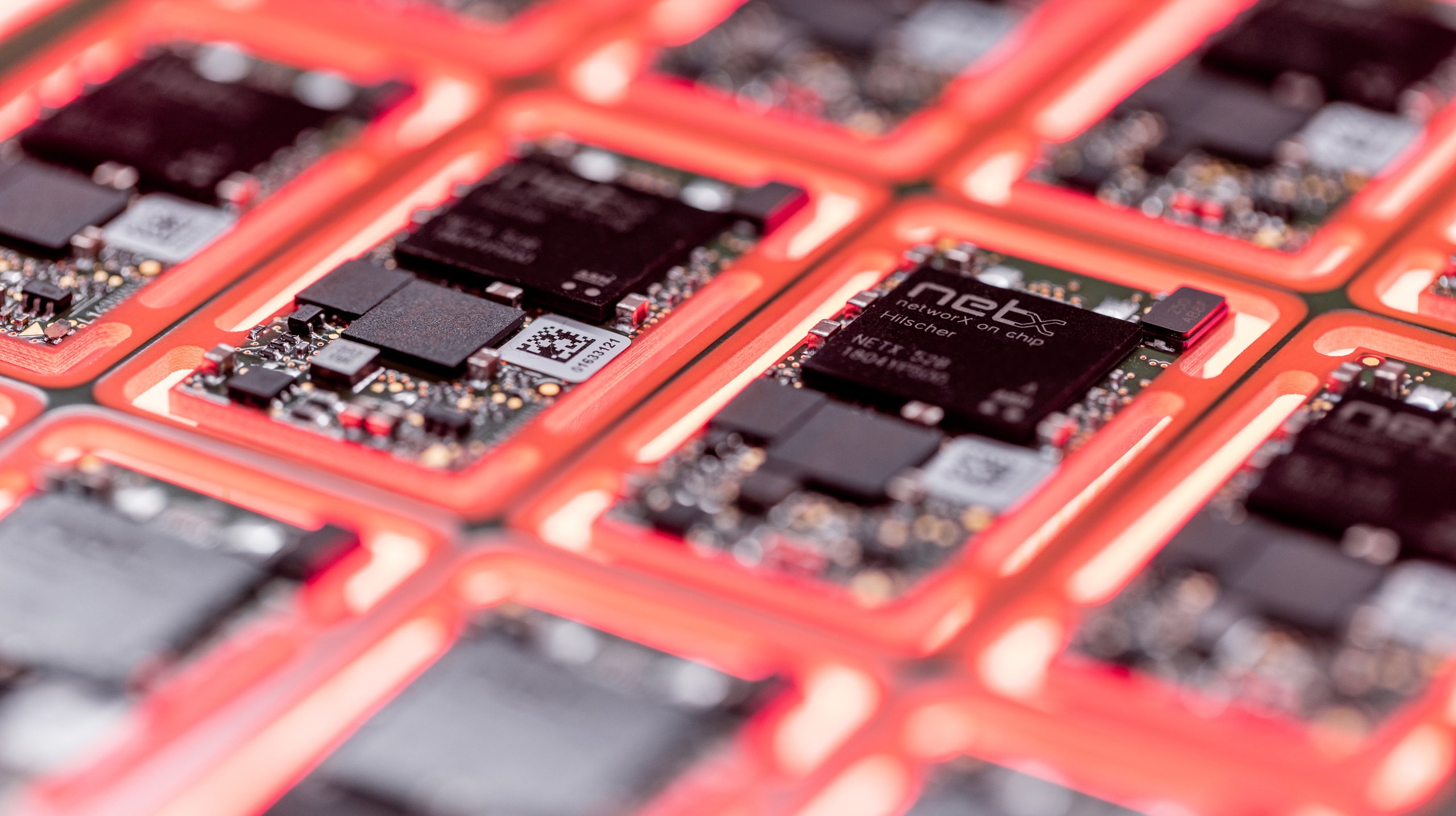 netX-52-Chips sind auf Leiterplatten montiert.