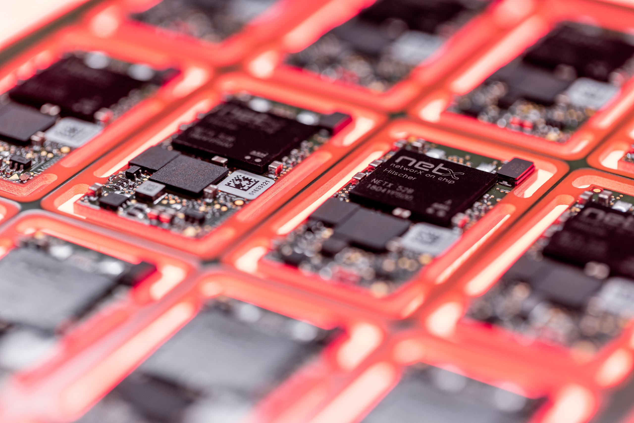netX-52-Chips sind auf Leiterplatten montiert.